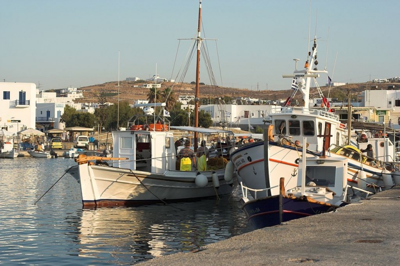 Soubor:Fishing port of Naoussa, Paros, 119156.jpg