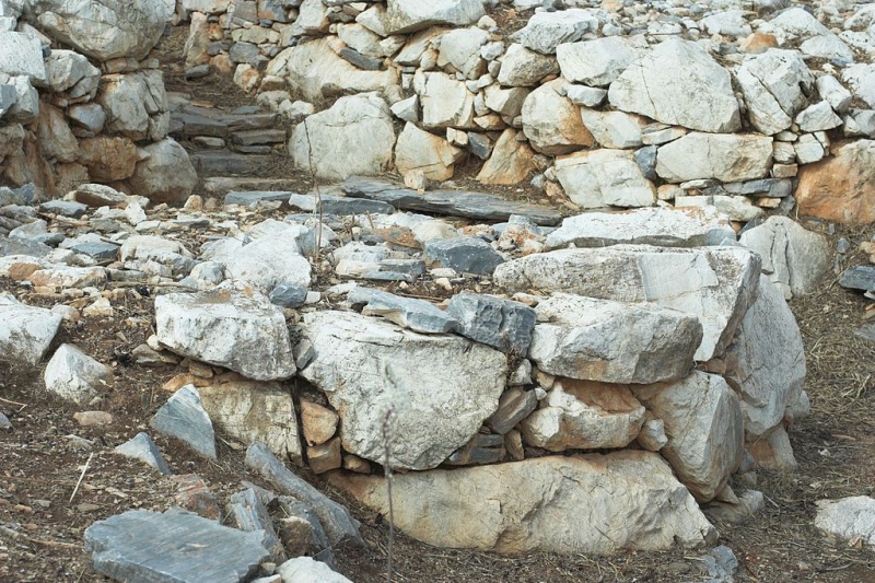 Soubor:Early Cycladic Panormos Naxos stairs 119559.jpg