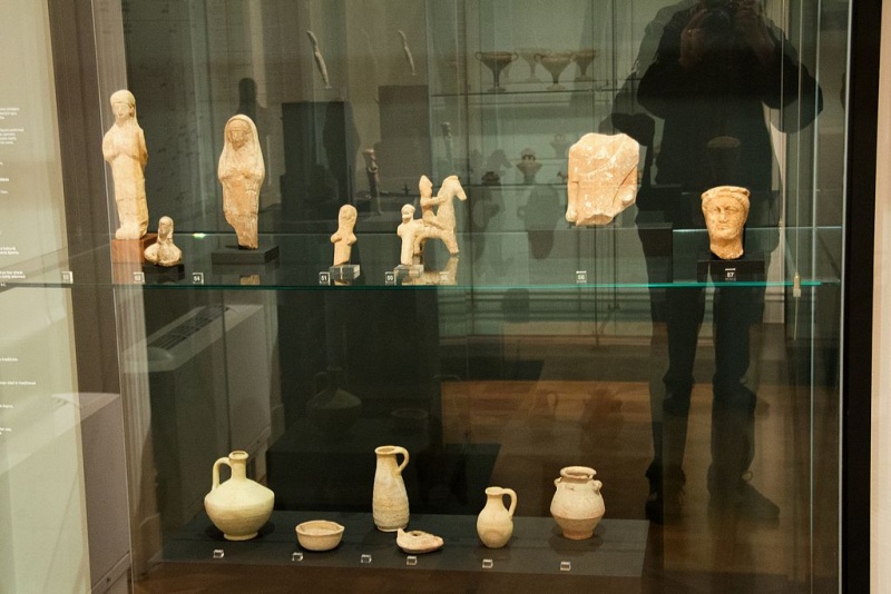 Soubor:Pottery from Cyprus, 6th-1st c BC, Prague, Kinský Palace, room 03, 140670.jpg