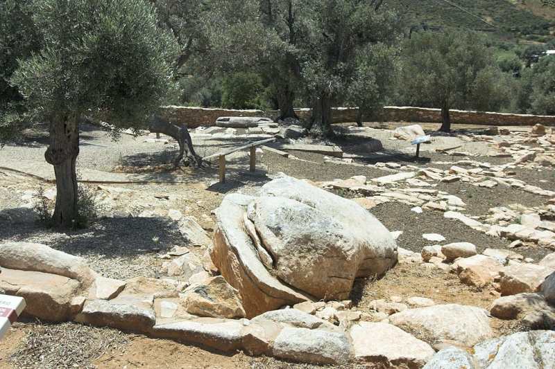Soubor:Sacred Rock and archaeological site, Flerio, Naxos 101899.jpg