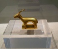Estatueta d'or d'una cabra, Akrotiri, segle 17 aC, Museu de la Prehistòria de Thira.JPG