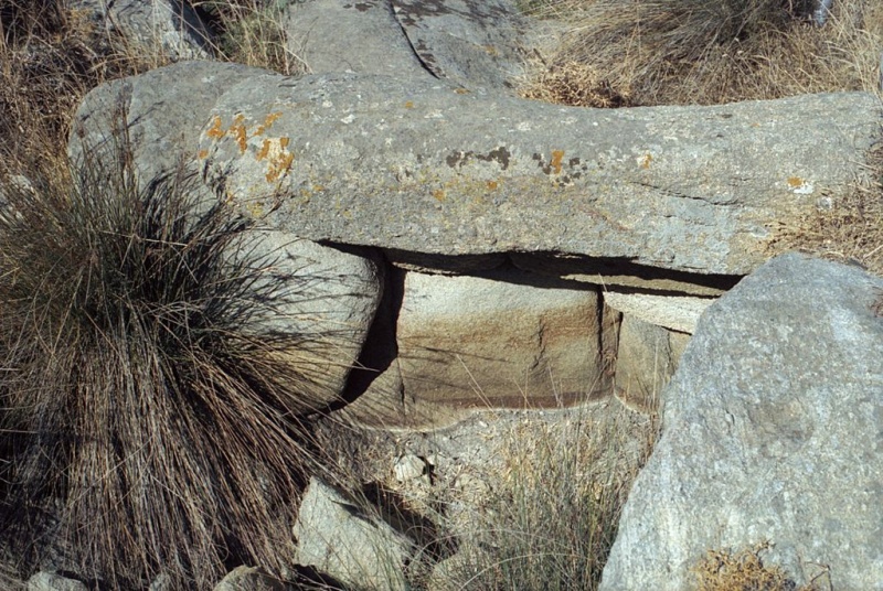 Soubor:Old masonry foot of the mountain Kynthos Delos, Delo223.jpg