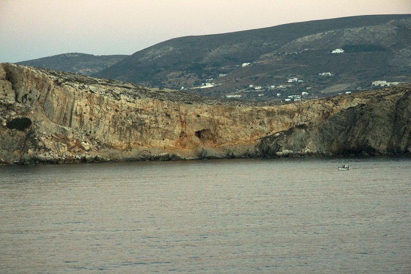 Soubor:Cave of Archilochos, Paros, 130517.jpg