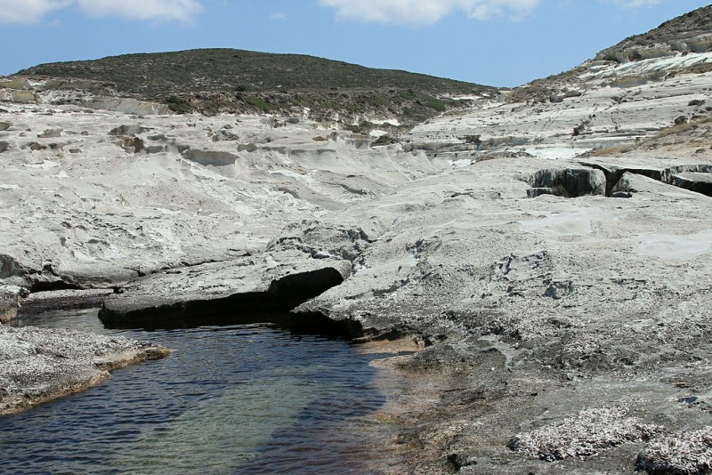 Soubor:Beach between Mytakas and Sarakiniko, Milos, 152903.jpg