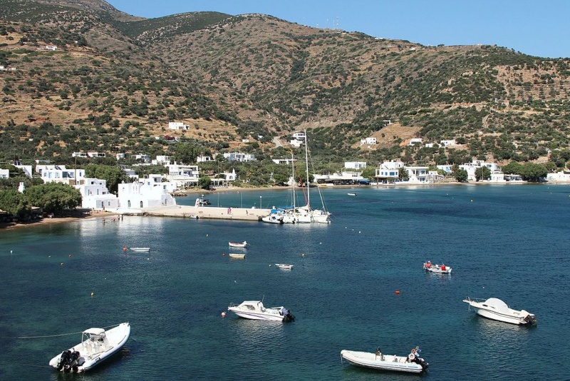 Soubor:Beach in Vathy on Sifnos, 153623.jpg