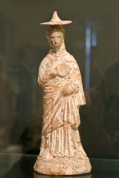 Soubor:Woman Tanagra, small terracotta, late 4th–3rd c BC, Prague NM-H10 1913, 151102.jpg
