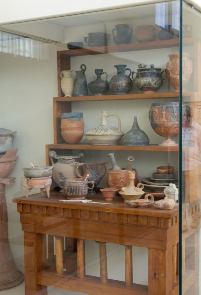 Soubor:Dishes Roman Museum Delos Zde130085.jpg
