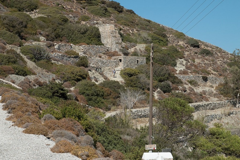 Soubor:Moni Agios Georgios Varsamitis pirates ruins, 180298.jpg