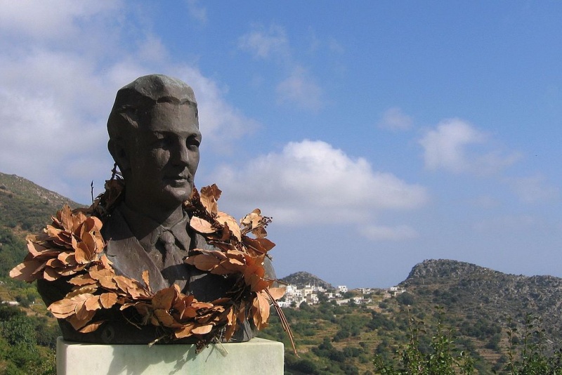 Soubor:Monument of Nikoforos Mandilaras, Koronos, Naxos, 115010.jpg
