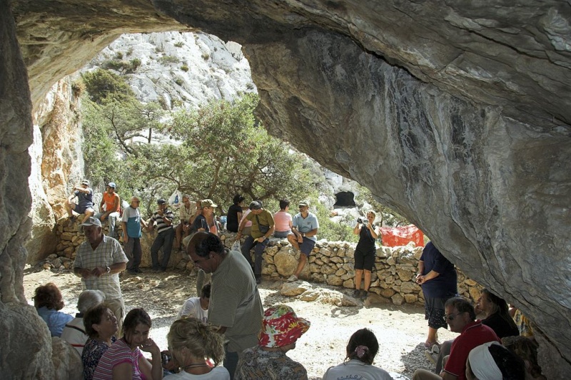 Soubor:Cave of Cyclops Irakleia 084441.jpg