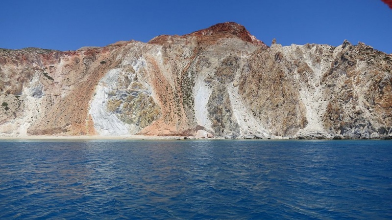 Soubor:South coast of Milos, 15M5980.jpg