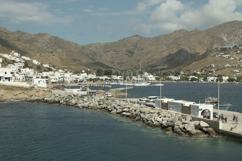 Soubor:Port of Livadi, Serifos, Cyclades, 152323.jpg