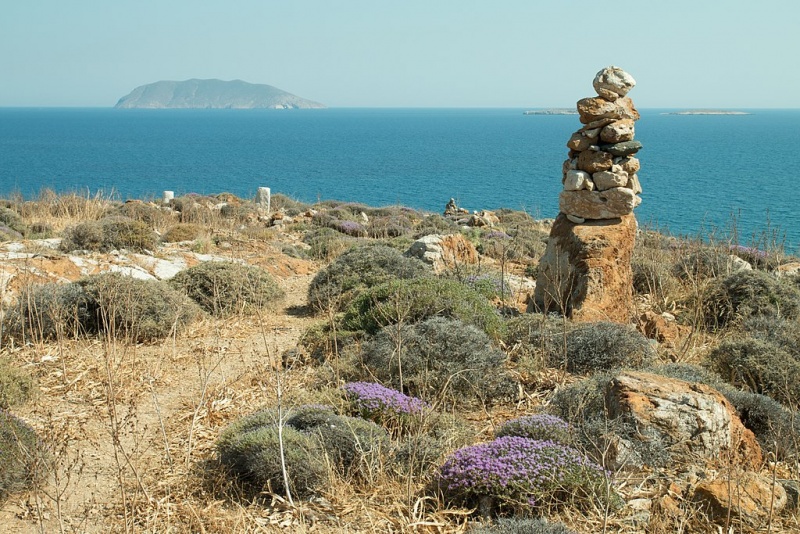 Soubor:1024px-Ancient navigation signs above ancient port Anafi, 176364.jpg