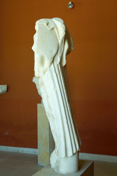Soubor:Nike marble torso 480 BC AM Paros A245, 144070.jpg