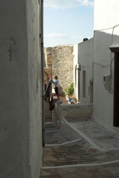 Soubor:Clicking carpets in Sanoudis street, Naxos Town, 110230.jpg