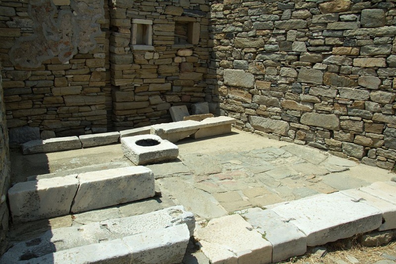 Soubor:Interior house below theater on Delos,143532.jpg