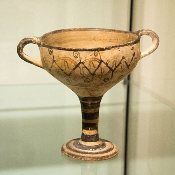 Soubor:Mycenaean cup, plant motifs, 14th c BC, Prague Kinsky, UKA 60-2, 140705.jpg