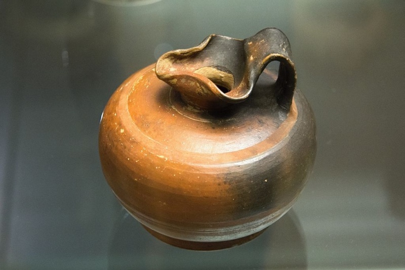 Soubor:Oinochoe glaze 550 BC, Prague Kinsky, NM-H10 43, 141998.jpg