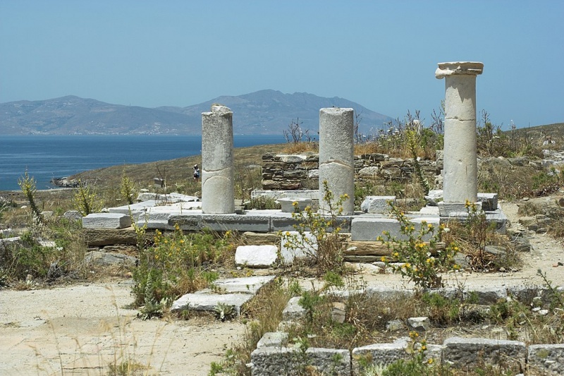 Soubor:Temple Serapeion C Delos 102228.jpg