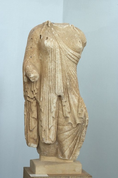Soubor:Kore ca 525 BC Museum Delos A4064 Zde102113.jpg