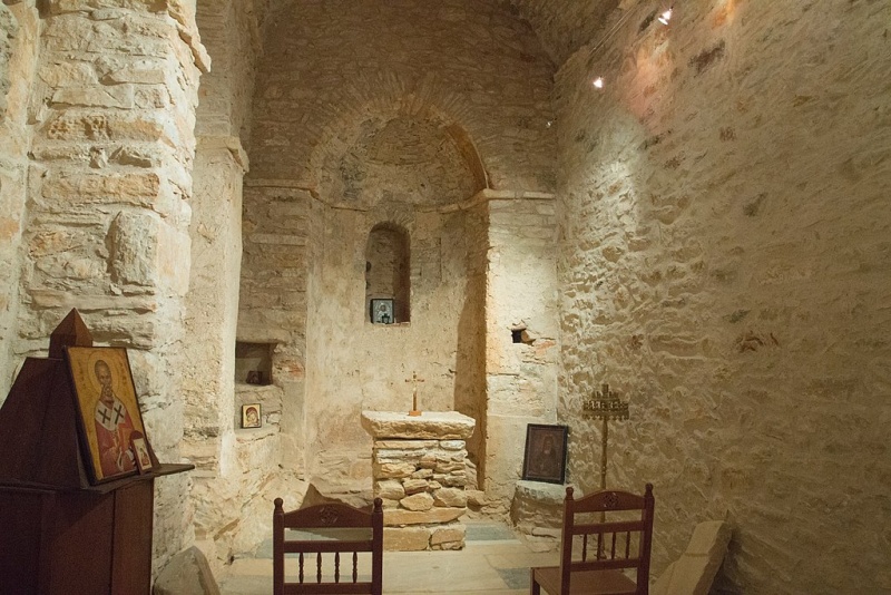 Soubor:Side chapel, Moni Fotodotis, Naxos, 176816.jpg