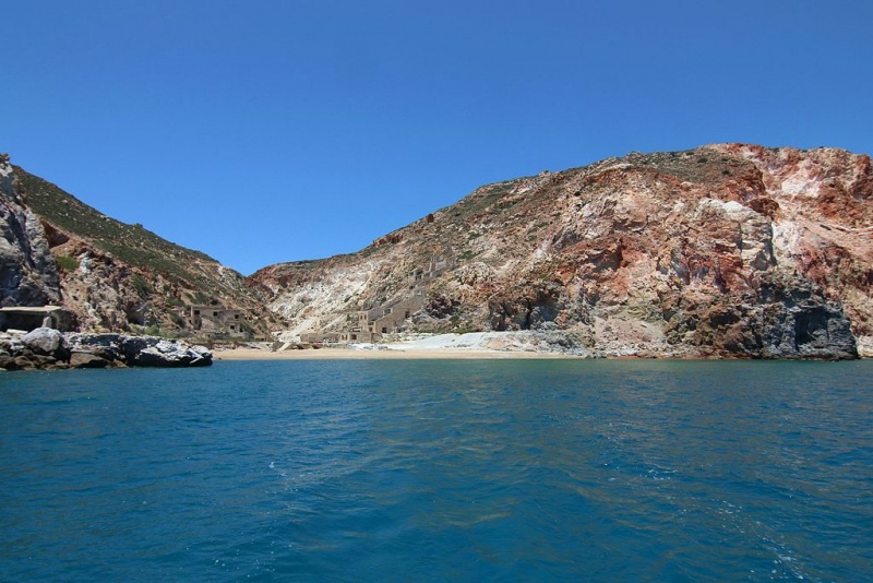 Soubor:Thiafes bay, abandoned sulfur mines, Milos, 152787.jpg