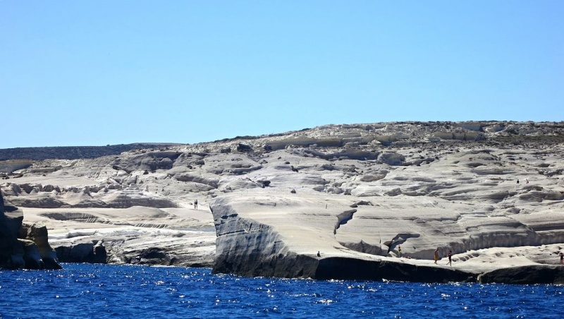 Soubor:Sarakiniko from boat, Milos, 15M5928.jpg