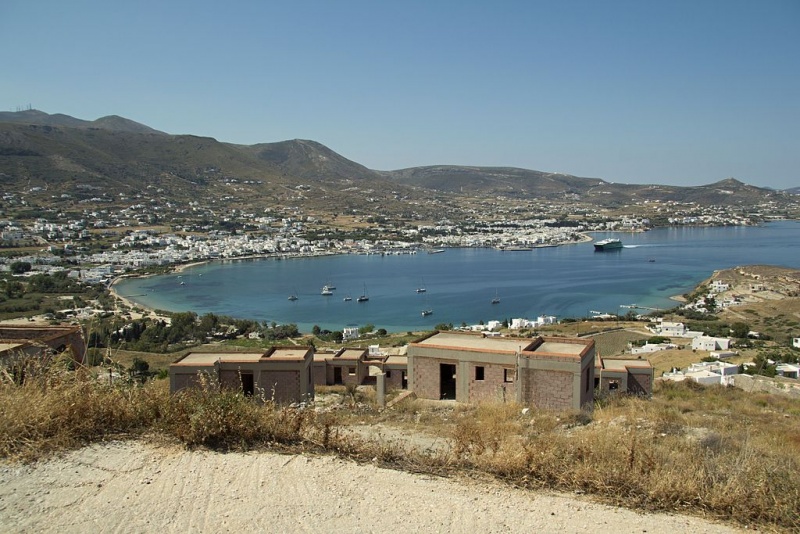 Soubor:Parikia from the path to Delion 143801.jpg