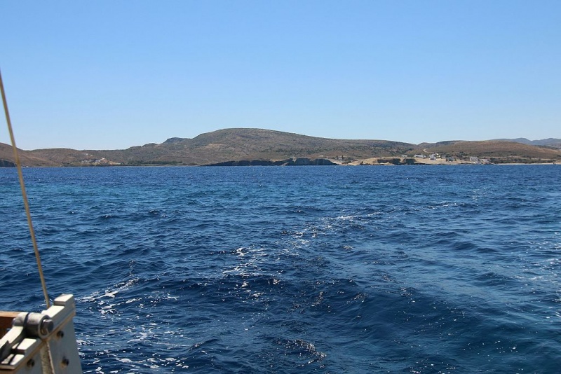 Soubor:Phylakopi from boat, Milos, 152767.jpg