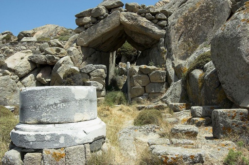 commons: File: Cave of Cynthus Altar ancient Delos 1102251.jpg