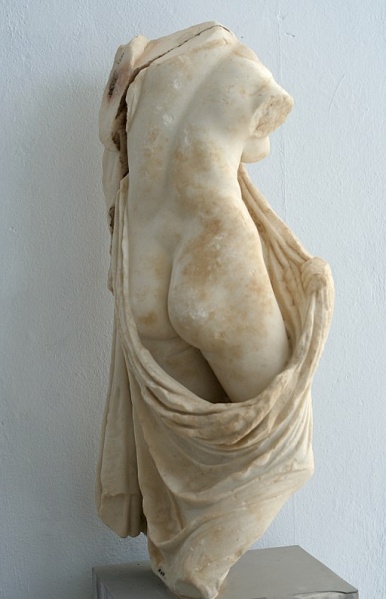 Soubor:Statue Nymph Museum Delos A4156 0502278.jpg
