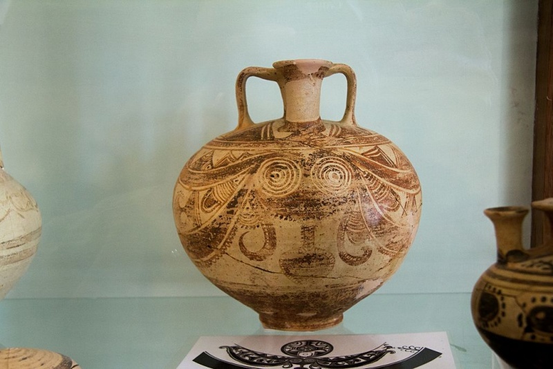 Soubor:Late mycenaean pottery with octopus, 12 c BC AM Naxos, 143267.jpg