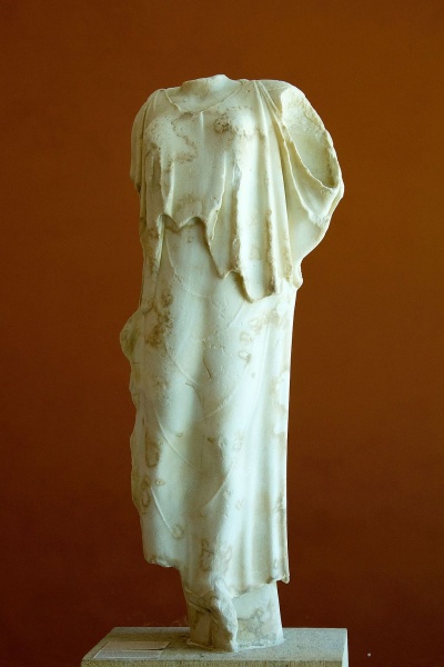 Soubor:Nike marble torso 480 BC AM Paros A245, 144066.jpg