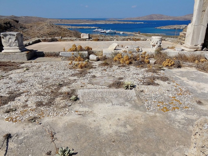 Soubor:Delos Heiligtum der syrischen Gottheiten 02.jpg