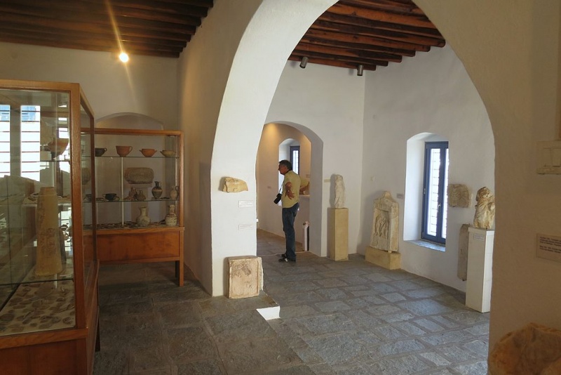 Soubor:Archaeological Museum of Sifnos, interior, 15M6752.jpg