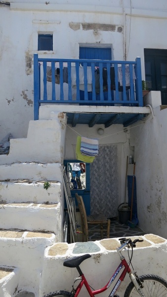 Soubor:Chora of Folegandros, Kastro, 15M6486.jpg