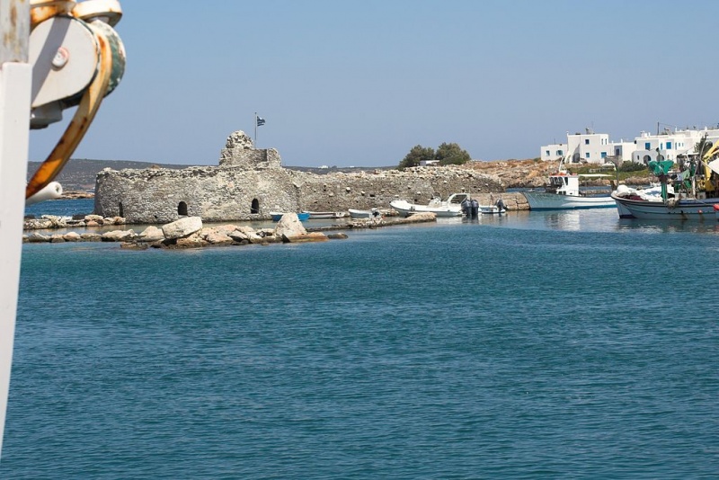 Soubor:Castle of Naoussa, Paros, 119122.jpg