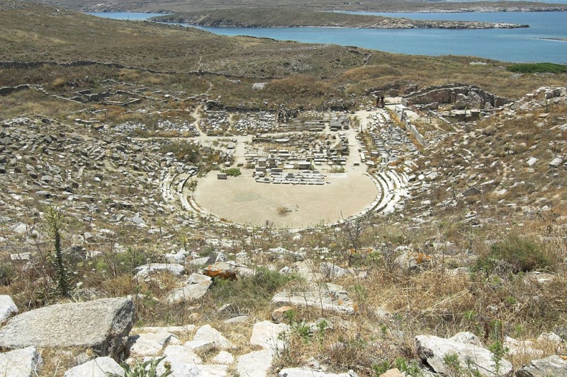 Soubor:Ancient Greek Theatre Delos 102264.jpg