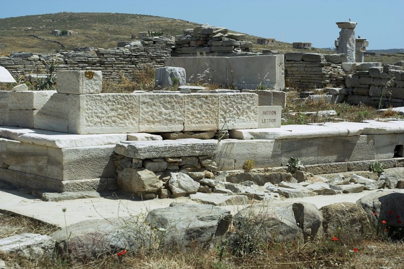 Soubor:Temple Leto Delos 550 BC 102060.jpg