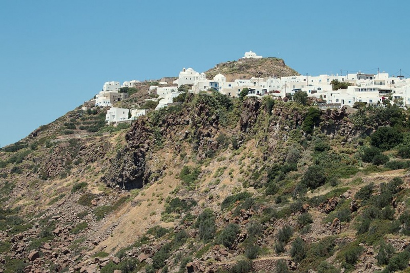 Soubor:Plaka on Milos, view from Tramythia, 152681.jpg