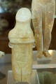 1024px-Cycladic figurine, female, 3000-2500 BC, AM Naxos, 143198.jpg