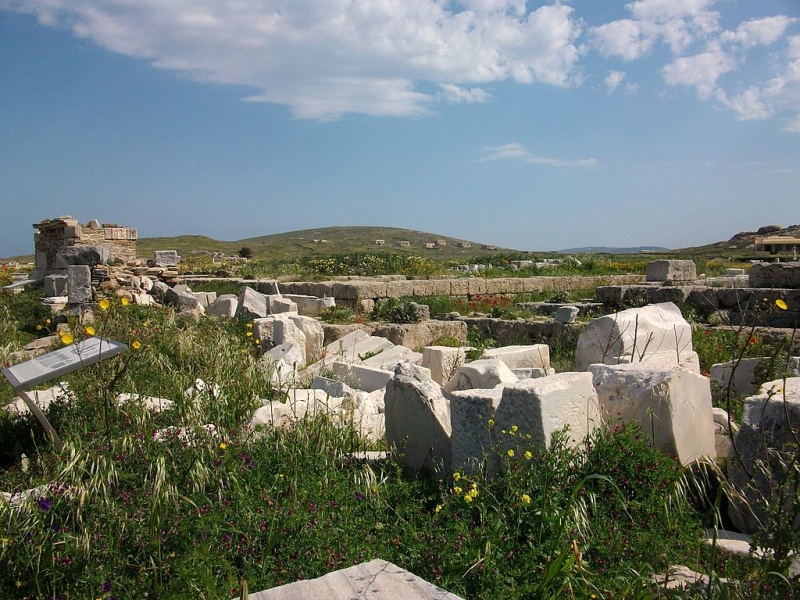 Soubor:1024px-Restes del temple dels atenesos a Delos.JPG