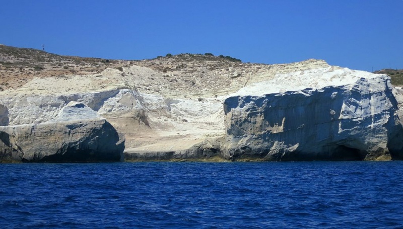 Soubor:Sarakiniko from boat, Milos, 15M5926.jpg