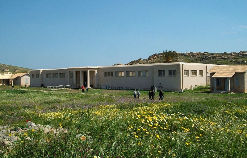Soubor:1024px-Exterior del Museu Arqueològic de Delos.JPG