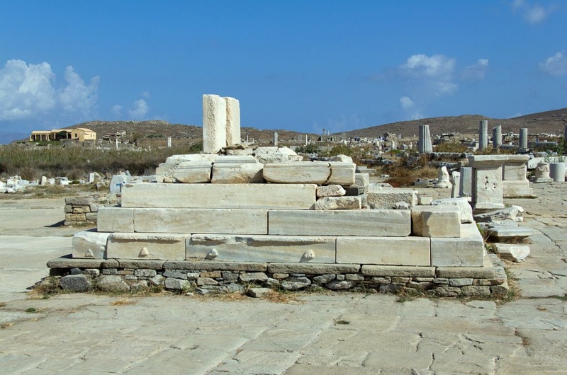 Soubor:Ancient Greek Altar Hermes Delos 130032.jpg