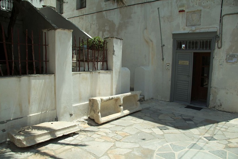 Soubor:Entrance to the AM Naxos and lapidary before, 143356.jpg