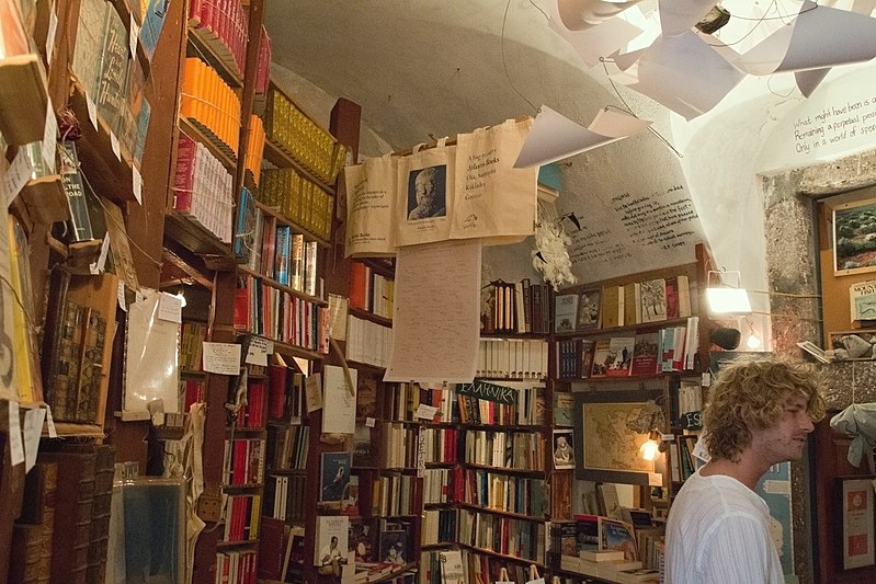 Soubor:Atlantis book in Oia on Santorini, interior, 176678.jpg