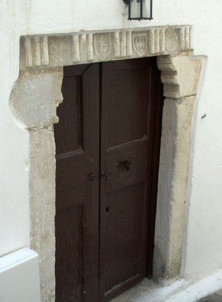 Soubor:Antique shop Antico Veneziano, Naxos, 110246.jpg
