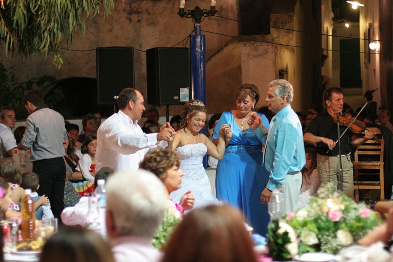 Soubor:Greek Orthodox wedding in Tripodes, Naxos, 119336.JPG