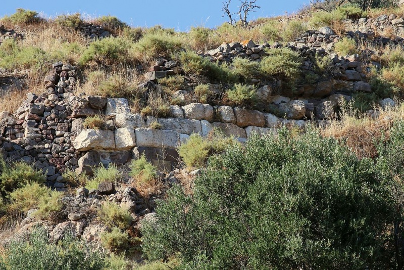 Soubor:Ancient wall above Klima, Milos, 152745.jpg